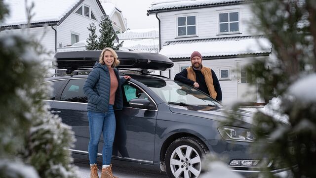 Couple standing by their car during winter-640x360